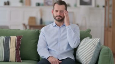 Koltukta Baş Ağrısı Olan Stresli Genç Adam 