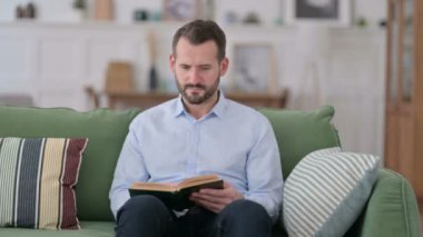 Düşünen Genç Adam Kitap okuyor.