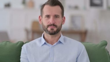 Öfkeli Genç Adam Orta Parmağını Gösteriyor