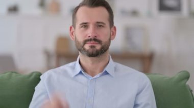 Kamerayı gösteren Sakallı Genç Adam 'ın Portresi