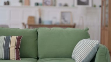 Genç Adam Kanepe 'den Dizüstü bilgisayar Açıyor 