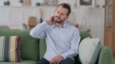 Yorgun Genç Adam 'ın Kanepede Boyun Ağrısı 