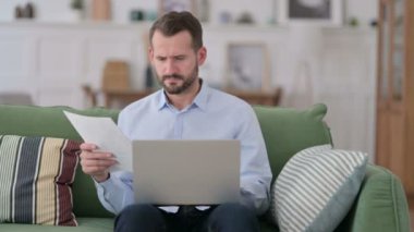 Evdeki Belgeler ve Laptop Üzerinde Çalışan Kızgın Genç Adam, Hayal kırıklığına uğradı