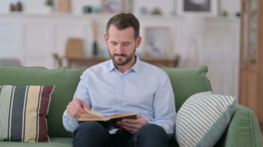 Genç Adam Evde Kitap Okuyor