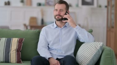 Evde Genç Adam Telefonda Konuşuyor