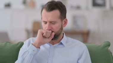 Hasta genç adam evde öksürüyor. 