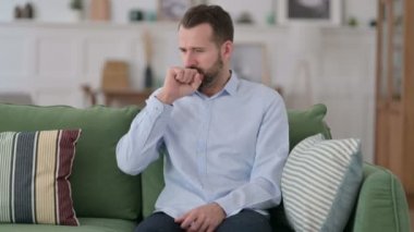 Hasta Genç Adam Öksürüyor Koltukta 