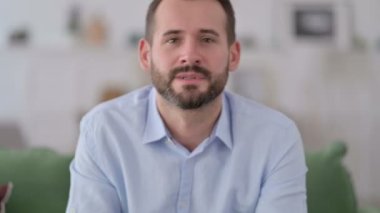 Evdeki Genç Adam 'ın Webcam Görüntüsü 