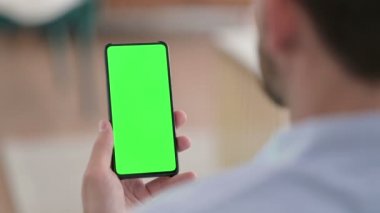 Krom Ekran Akıllı Telefonu Tutan Genç Adam