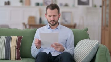 Evdeki Belgeleri Okuyan Genç Adam 'ı Kızdır, Sorun