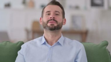 Evdeki Genç Adam 'dan Online Video Sohbeti 