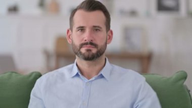 Evinde Başparmakları Olmayan Genç Adam 