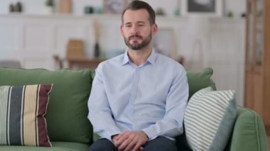 Hasta Genç Adam Hapşırıyor Koltukta oturuyor 