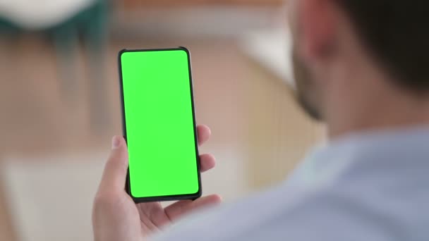 Молодий чоловік, який тримає смартфон на Chroma Screen — стокове відео
