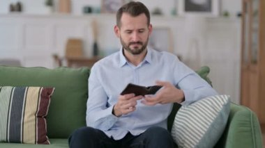 Kanepede boş cüzdanı kontrol ederken kırıldı. 