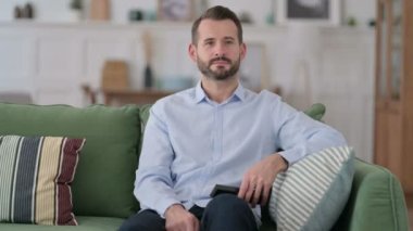 Yatakta Televizyon İzleyen Genç Adam 