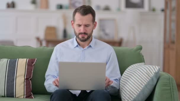 Wütender junger Mann fühlt sich am Laptop enttäuscht — Stockvideo