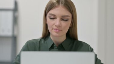 Dizüstü bilgisayarlı Kadın Başparmağının Portresi 