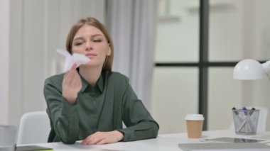 Dizüstü bilgisayar üzerinde çalışırken uçan kağıt uçak 