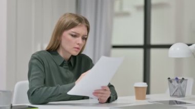 Kayıp Belgeler 'den Genç Kadın ÜzgünName 