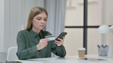 Akıllı Telefondan Başarılı Çevrimiçi Ödemeler: Kadın 