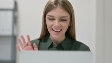 Laptop 'ta Video Sohbeti Yapan Kadın Portresi 