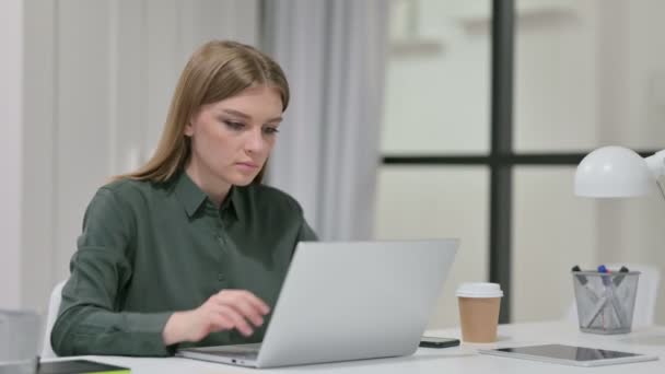 Junge Frau schließt Laptop im Stehen und geht weg — Stockvideo