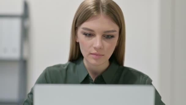 Ritratto di donna che festeggia mentre usa il computer portatile — Video Stock