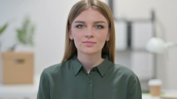 Портрет молодої жінки вказуючи і запрошуючи — стокове відео