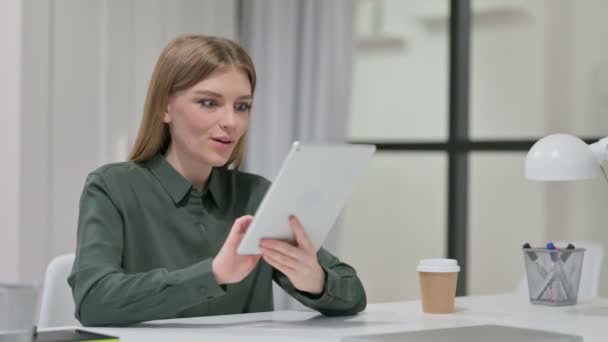 Erfolgreiche Frau feiert am Arbeitsplatz mit Tablet — Stockvideo