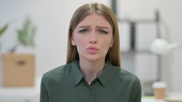 Retrato de una mujer joven luchando, discutiendo — Vídeos de Stock