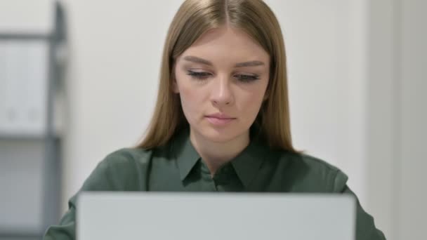 Porträtt av ung kvinna med bärbar dator — Stockvideo
