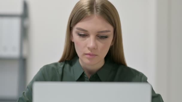 A Laptop használata közben elvesztett nő portréja — Stock videók