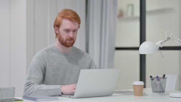 Rotschopf mit Laptop-Kopfschütteln als Ja-Geste — Stockvideo