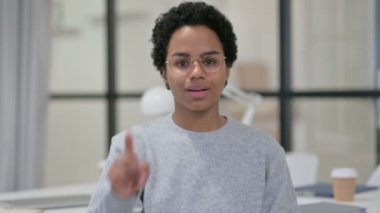 Afrikalı Kadın Portresi Kamerayı Gösteriyor, Davet Ediyor 