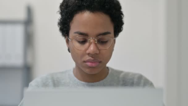 Retrato de mujer africana joven usando el ordenador portátil — Vídeos de Stock