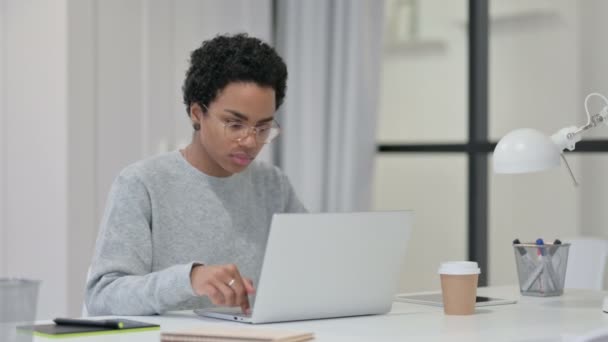 Pulgares abajo por la mujer africana joven con el ordenador portátil — Vídeos de Stock