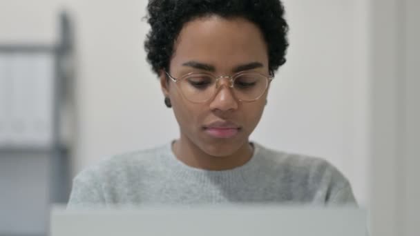 Retrato de pulgares hacia abajo por la mujer africana usando el ordenador portátil — Vídeo de stock