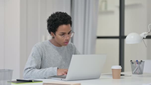 Joven mujer africana exitosa celebrando en el ordenador portátil — Vídeo de stock
