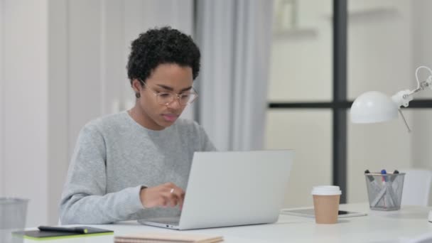 Pulgares hacia arriba por la mujer africana joven con el ordenador portátil — Vídeo de stock