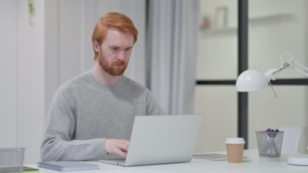 Rotschopf arbeitet im Büro am Laptop — Stockvideo