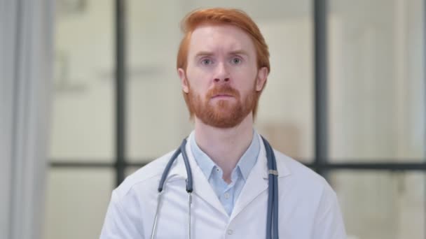 Portret van geen teken door Vinger door roodharige mannelijke arts — Stockvideo