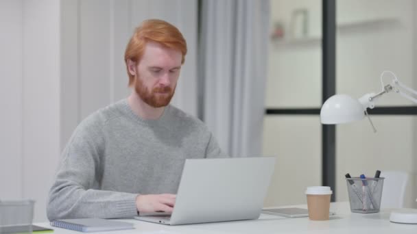 Polegares para cima por jovem ruiva homem com laptop no trabalho — Vídeo de Stock