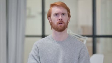 Kızıl Saçlı Genç Adamın Kafasını Sallayarak İşaretsiz Portresi