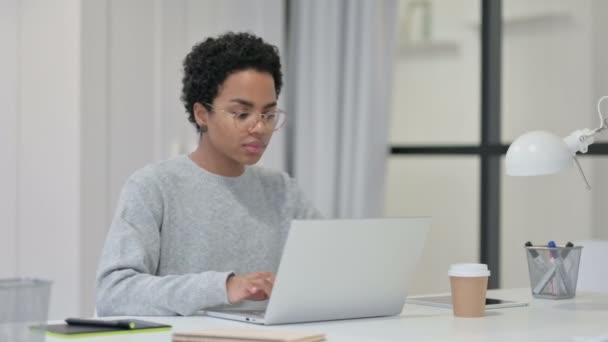 African Woman having Back Pain while using Laptop — Stock Video