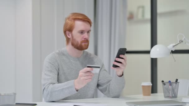 Erfolgreiches Online-Bezahlen per Smartphone durch Redhead Man — Stockvideo