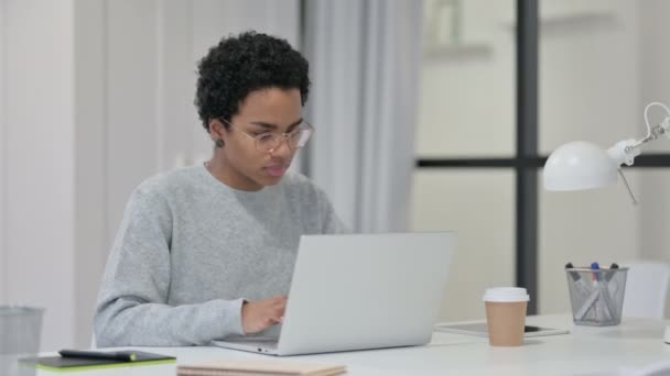Geen gebaar van jonge Afrikaanse vrouw met laptop — Stockvideo