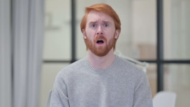 Potret Young Redhead Man mengalami kerugian — Stok Video