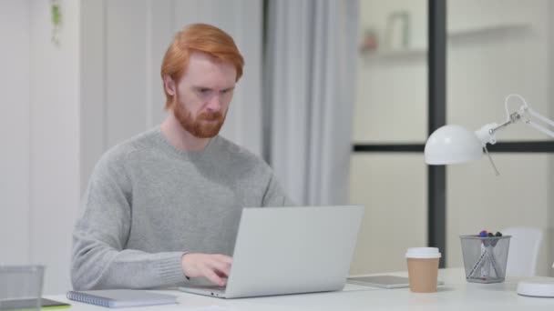 Rotschopf-Mann hat Handgelenkschmerzen beim Tippen auf Laptop — Stockvideo