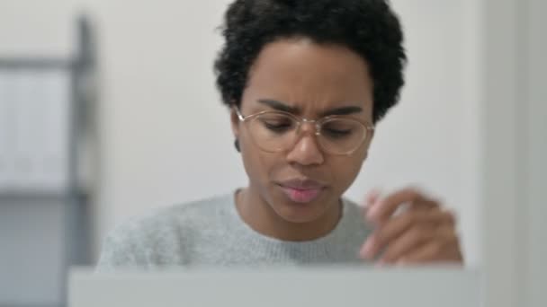 Retrato de mujer africana pensando mientras usa el ordenador portátil — Vídeos de Stock